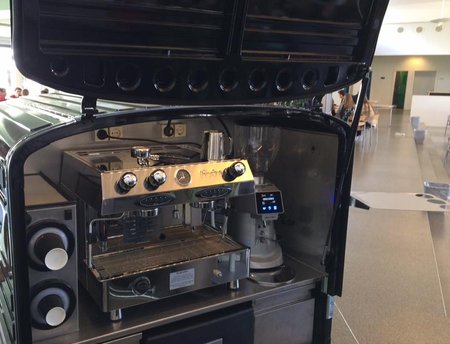 Kaffetukken med kaffemaskine